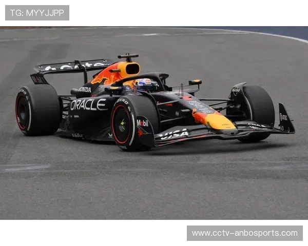 维斯塔潘赛前凝视赛车,四届世界冠军面临背水一战 维斯塔潘赛前凝视赛车,四届世界冠军面临背水一战