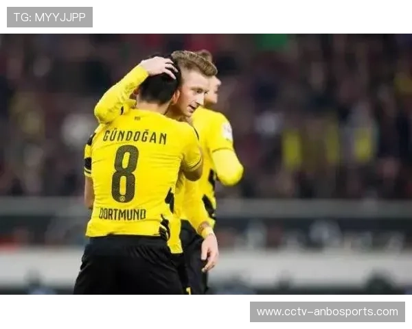 罗伊斯以观众身份现身威斯特法伦，引发现场欢呼